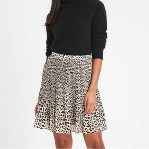 Banana Republic Animal Print Mini Skirt Size 2 lined with side zipper